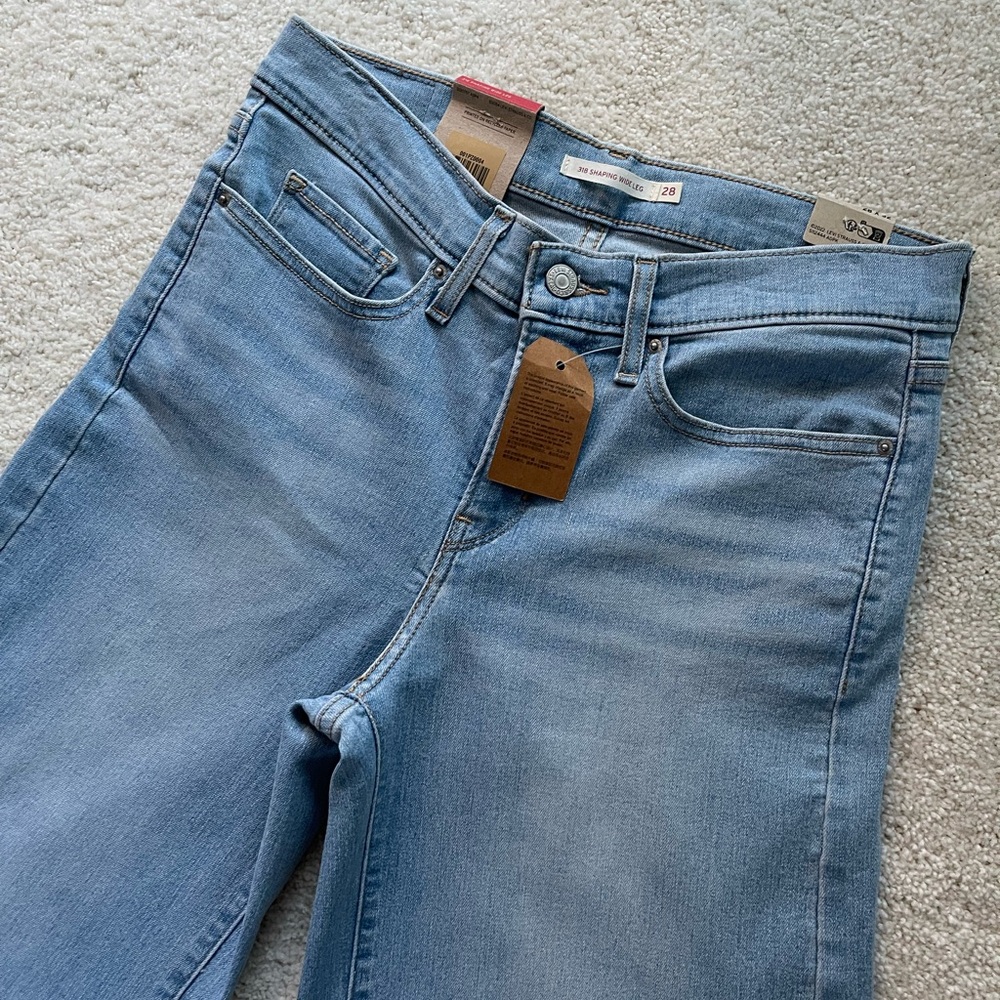 NWT Levi’s 318 Shaping Wide Leg Light Wash Size 28/32 - Picture 3 of 14